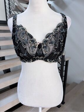 Plus size Embroidered Black Lace Underwire Bra with Floral Detailing size 38E